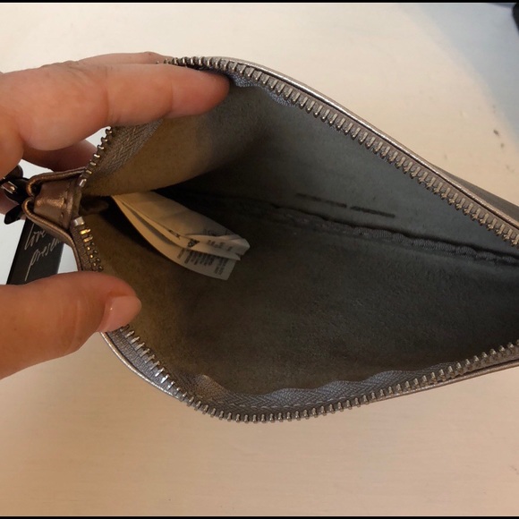 NWT Banana Republic leather wristlet - Picture 3 of 5